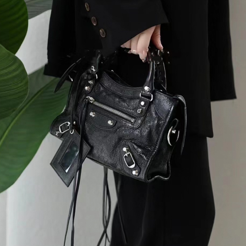 Leatherwork Rivets - Tas Selempang Wanita Gaya Motor Musim
